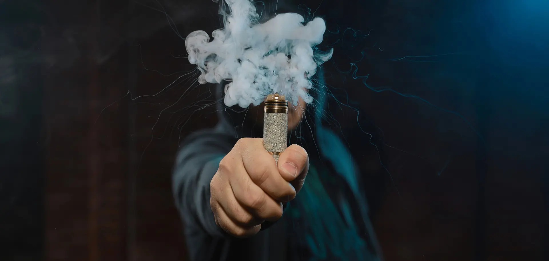 Cigarette électronique en action – Vapeur dense illustrant l'expérience CE-STORE à Marseille